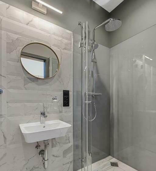 استودیوی استاندارد, Aparthotel Krzywa Kamienica