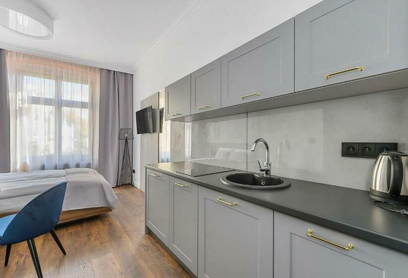 استودیوی استاندارد, Aparthotel Krzywa Kamienica