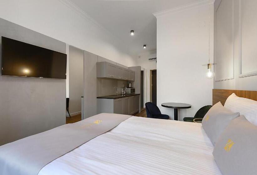 استودیوی استاندارد, Aparthotel Krzywa Kamienica