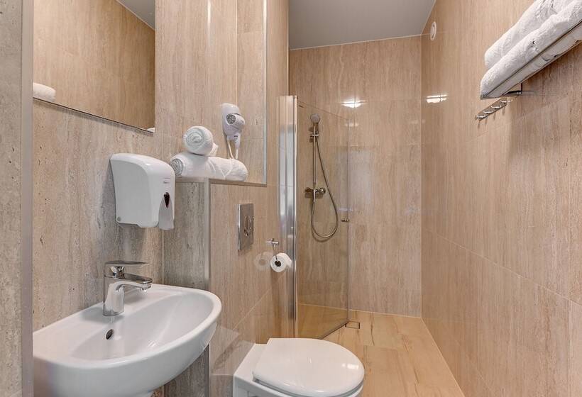 חדר סטנדרט לשלושה, Mile Gdansk Airport & Parking Długoterminowy