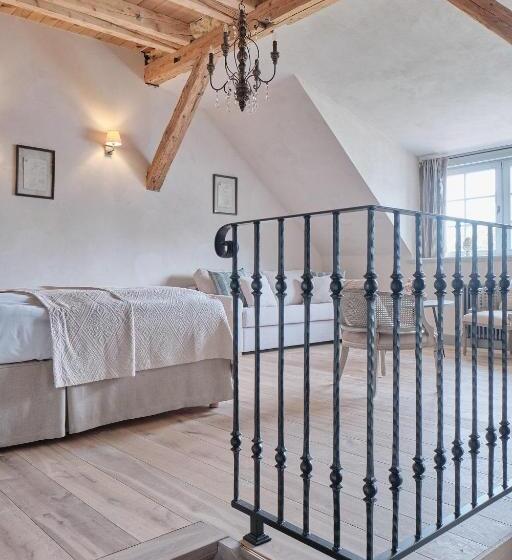 اتاق لوکس, Pałac Kamieniec