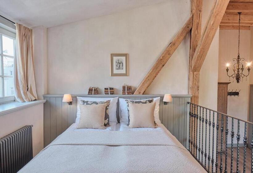 اتاق لوکس, Pałac Kamieniec