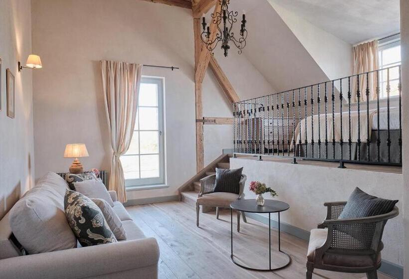 اتاق لوکس, Pałac Kamieniec