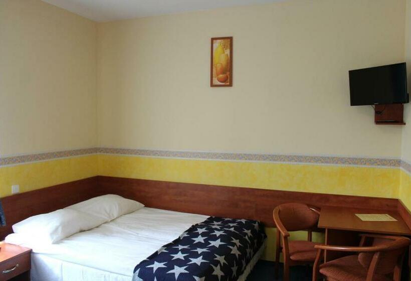 غرفة قياسية ثلاثية, Willa Akme