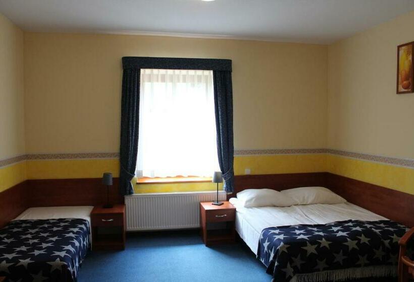 غرفة قياسية ثلاثية, Willa Akme