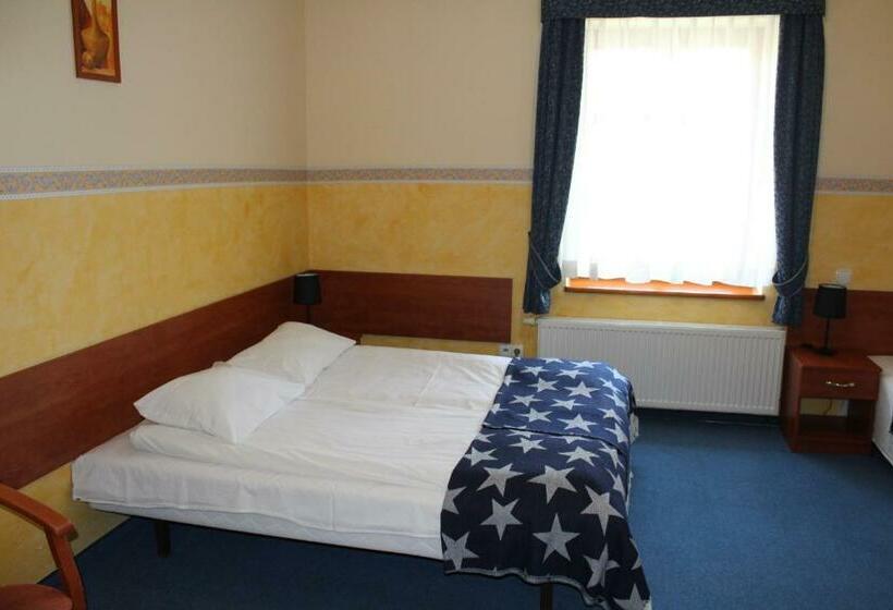 غرفة قياسية ثلاثية, Willa Akme