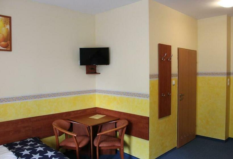 غرفة قياسية ثلاثية, Willa Akme