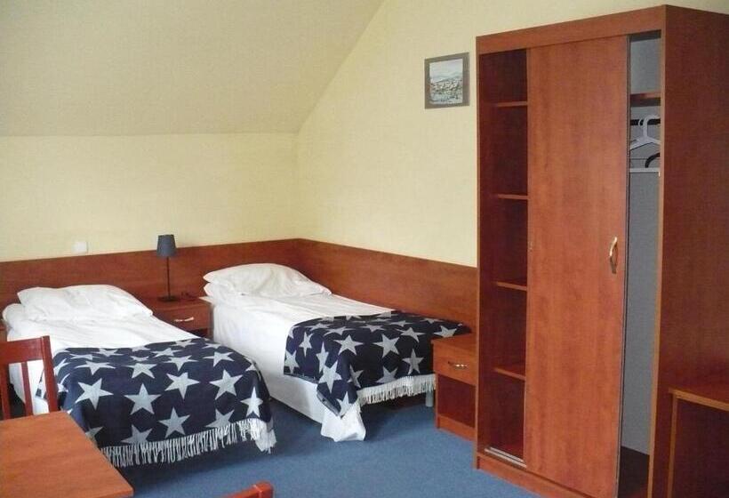 غرفة قياسية رباعية, Willa Akme