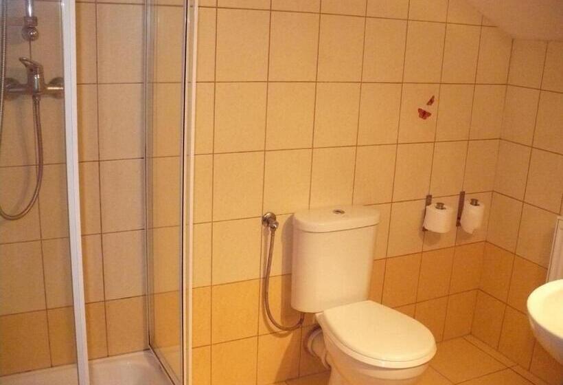 غرفة قياسية رباعية, Willa Akme