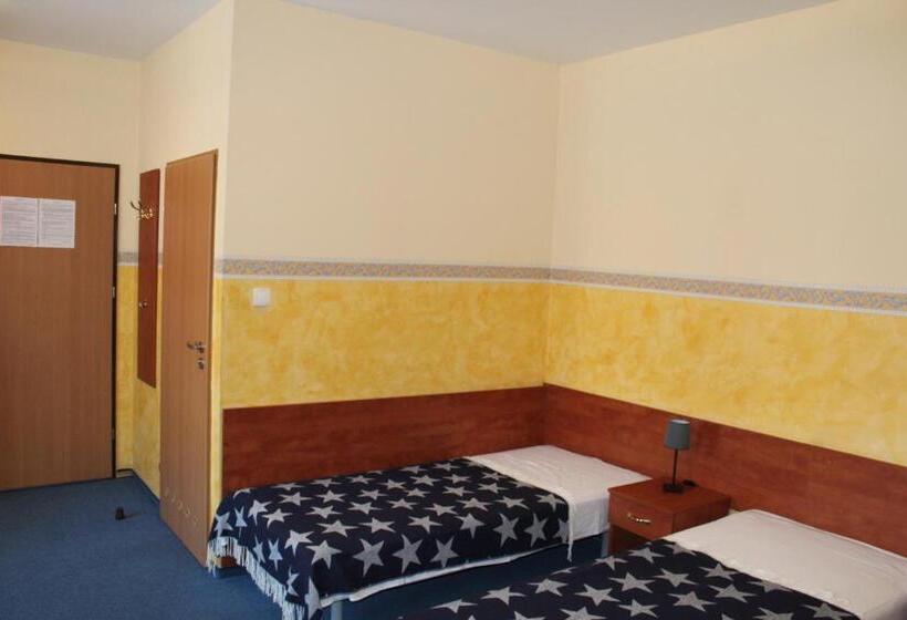 غرفة قياسية ثلاثية, Willa Akme