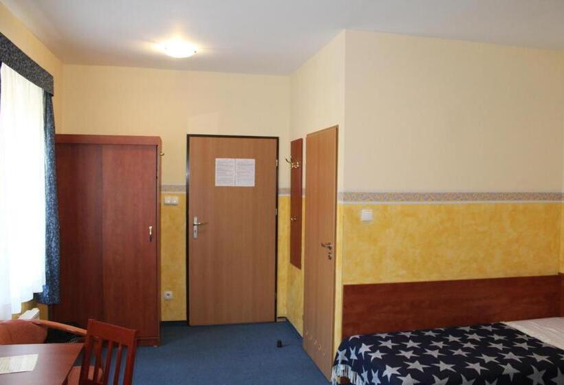 غرفة قياسية ثلاثية, Willa Akme