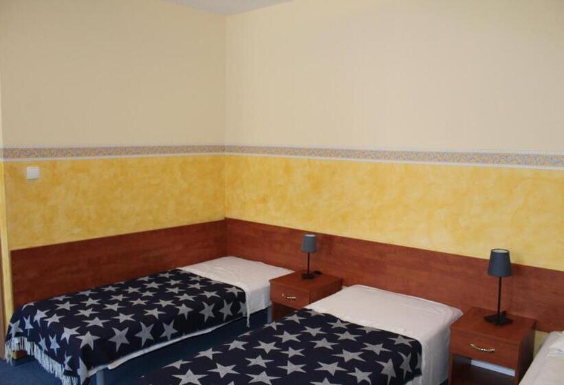 غرفة قياسية ثلاثية, Willa Akme