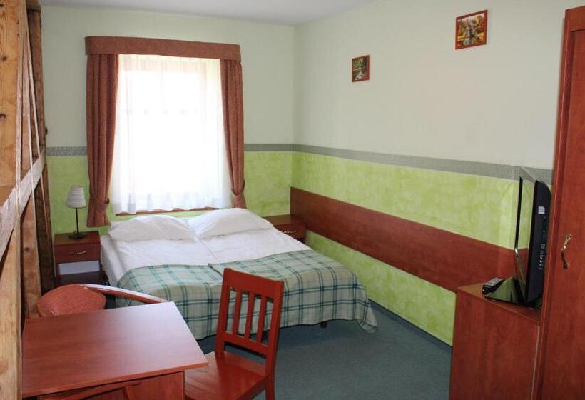 غرفة قياسية رباعية, Willa Akme