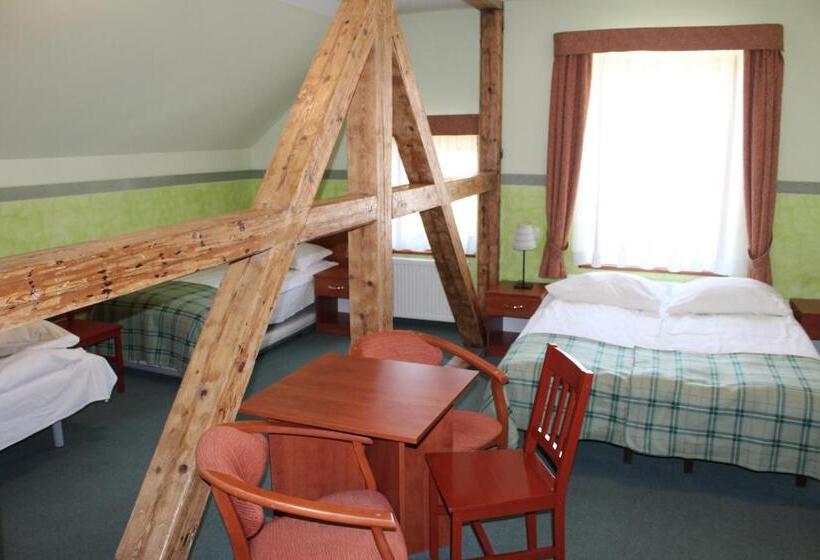 غرفة قياسية رباعية, Willa Akme