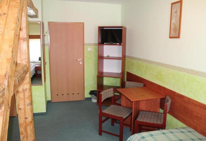 غرفة قياسية ثلاثية, Willa Akme