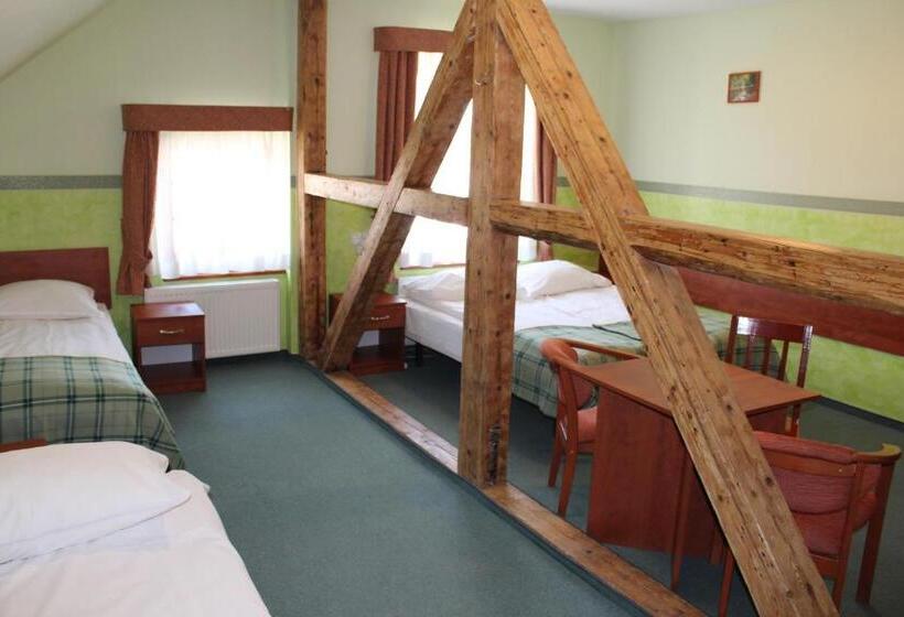 غرفة قياسية رباعية, Willa Akme