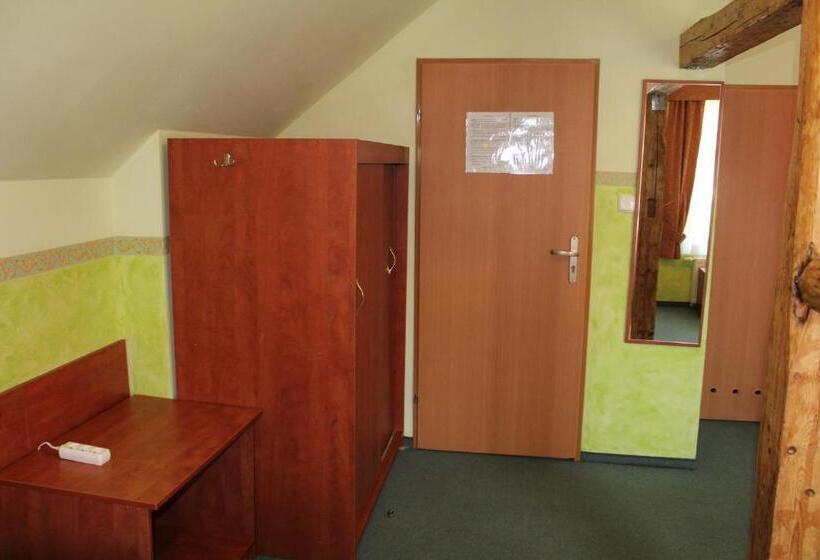 غرفة قياسية ثلاثية, Willa Akme