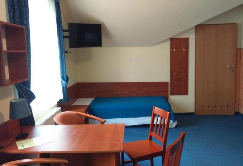 غرفة قياسية رباعية, Willa Akme