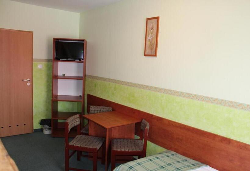 غرفة قياسية ثلاثية, Willa Akme