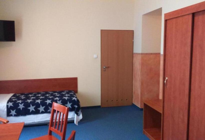 غرفة قياسية رباعية, Willa Akme