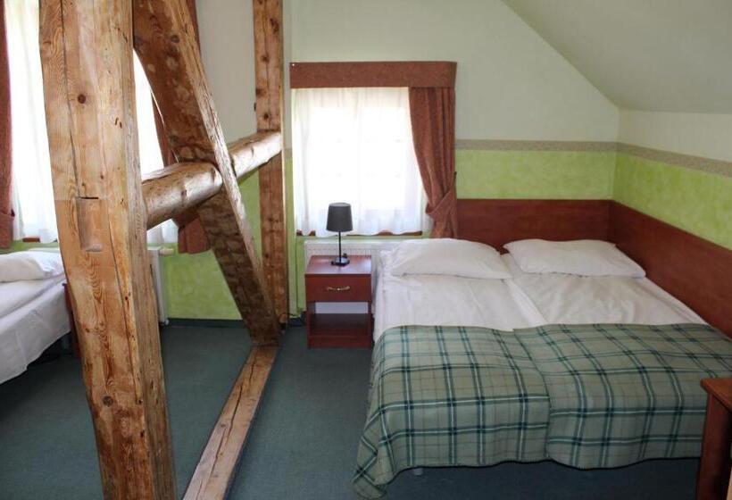 غرفة قياسية ثلاثية, Willa Akme