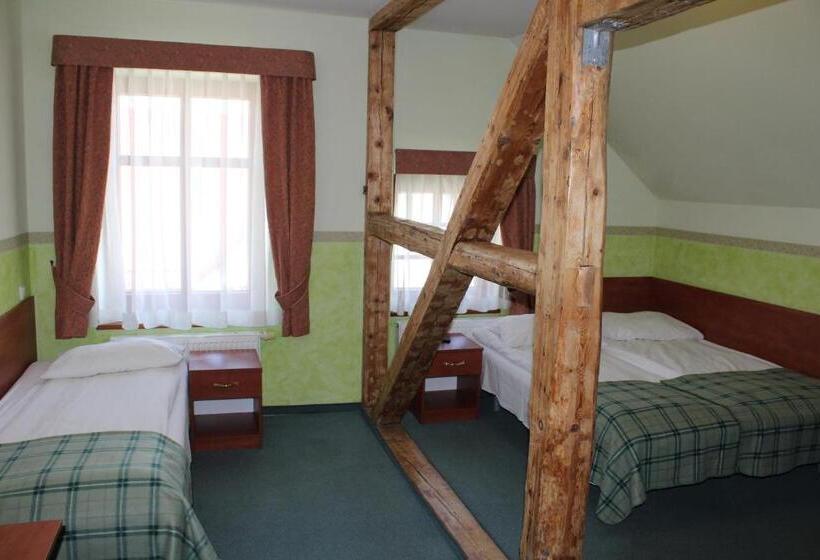 غرفة قياسية ثلاثية, Willa Akme