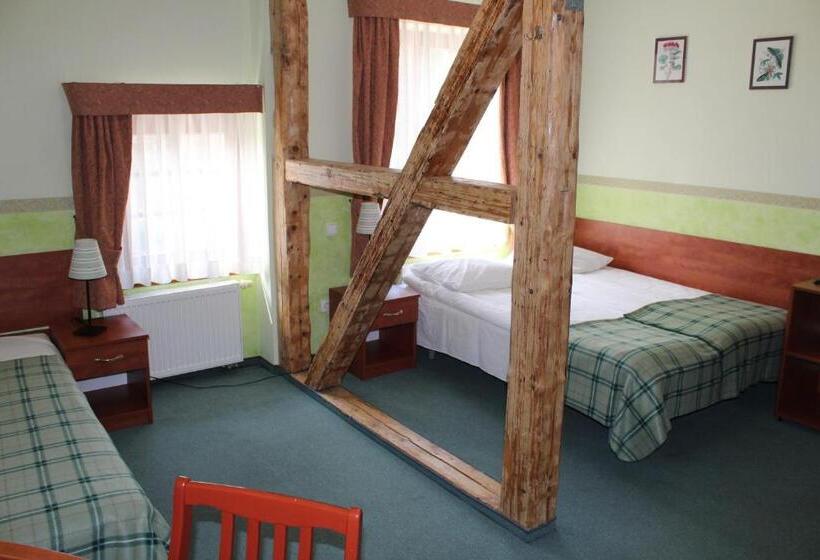 غرفة قياسية ثلاثية, Willa Akme