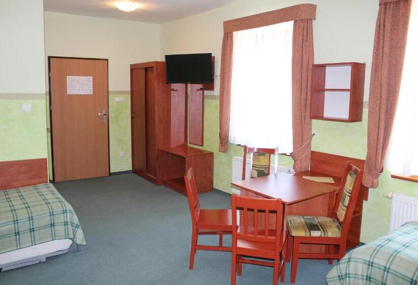 غرفة قياسية رباعية, Willa Akme