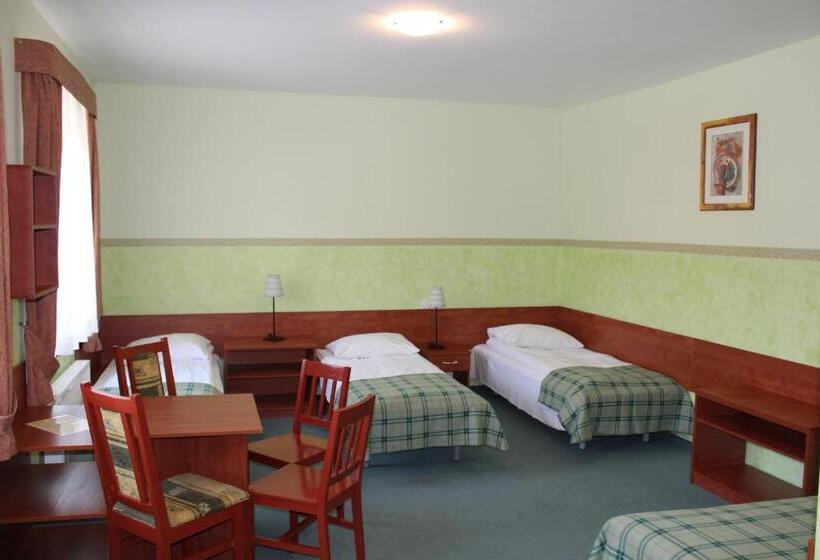 غرفة قياسية رباعية, Willa Akme