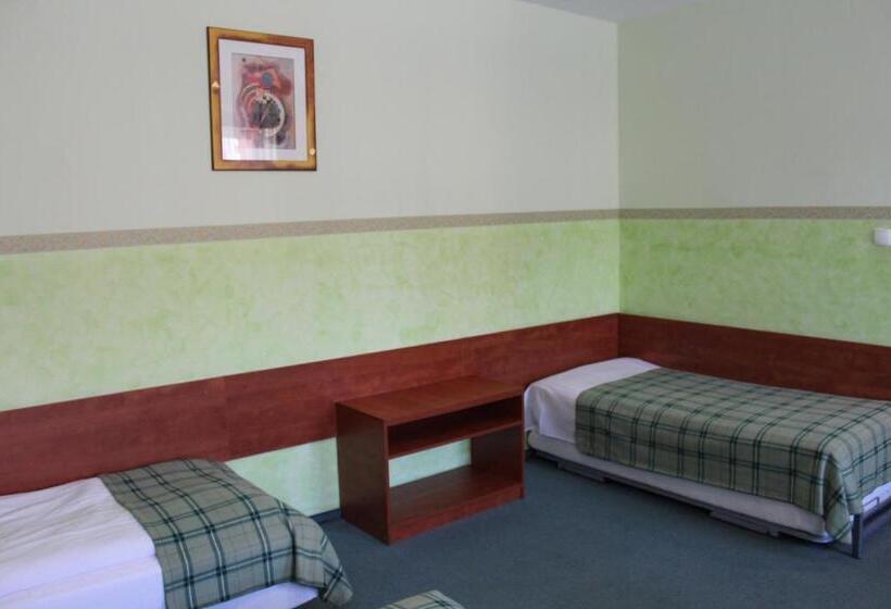 غرفة قياسية رباعية, Willa Akme