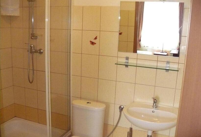 غرفة قياسية ثلاثية, Willa Akme