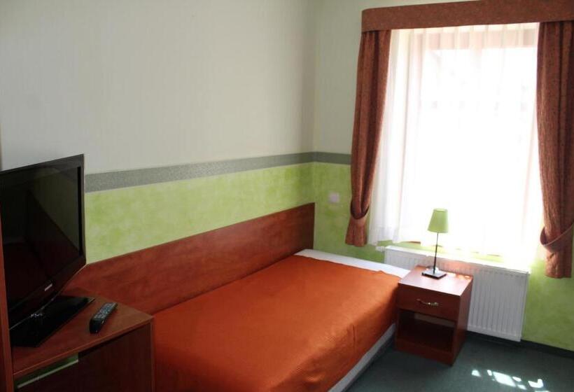 غرفة قياسية ثلاثية, Willa Akme