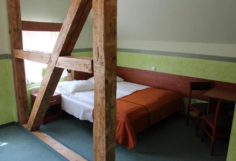 غرفة قياسية ثلاثية, Willa Akme