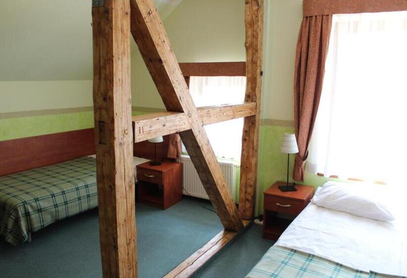 غرفة قياسية ثلاثية, Willa Akme