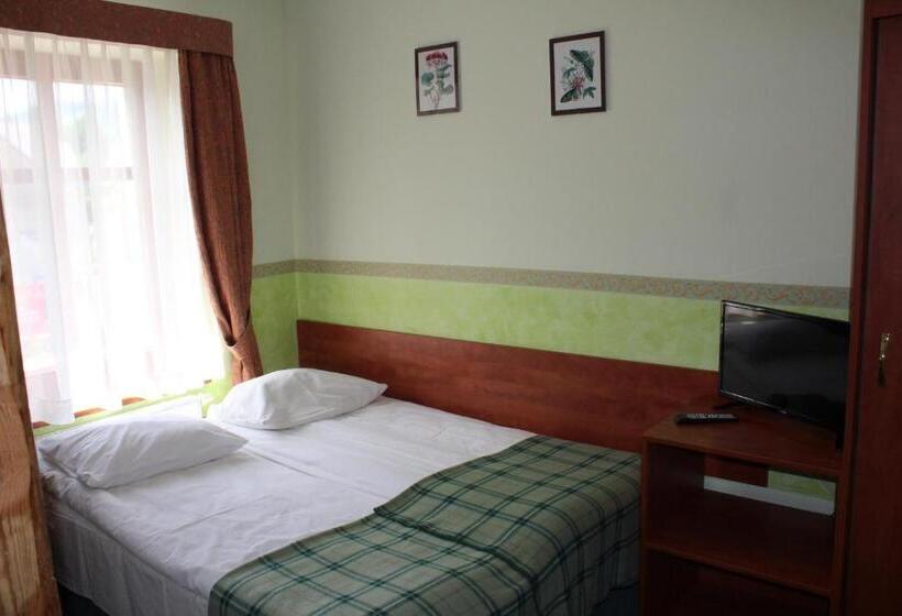 غرفة قياسية ثلاثية, Willa Akme