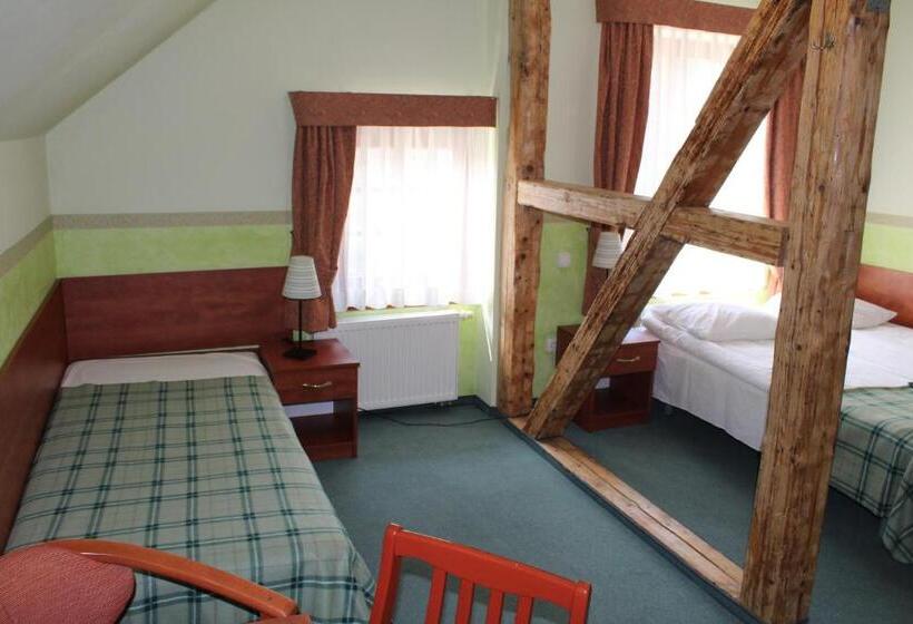 غرفة قياسية ثلاثية, Willa Akme