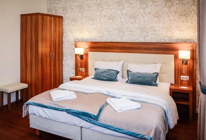 اتاق استاندارد سه نفره, Willa Anna