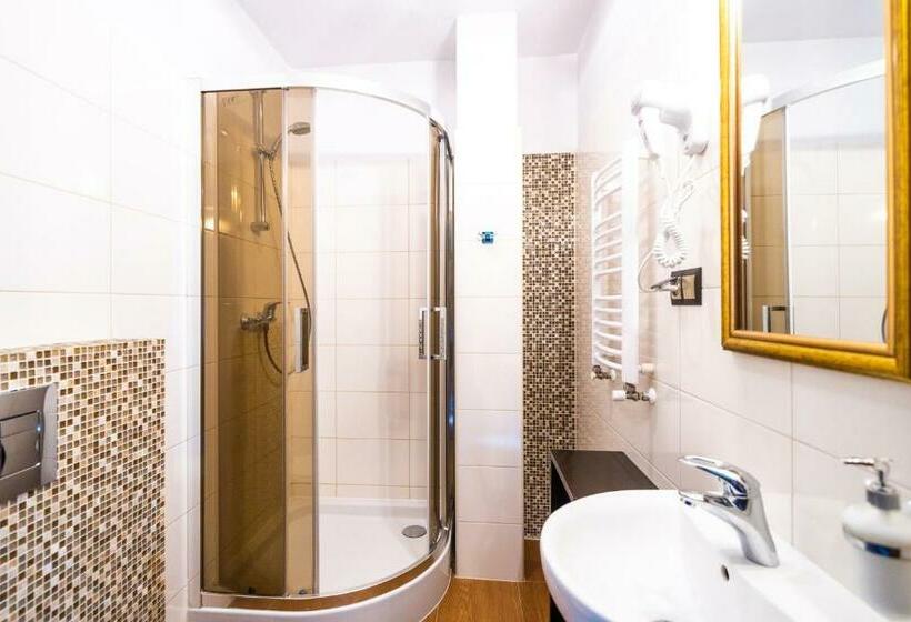 חדר סטנדרט לשלושה, Willa Szafran