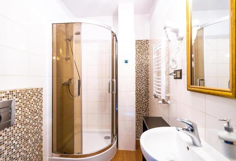 חדר סטנדרט לארבעה, Willa Szafran