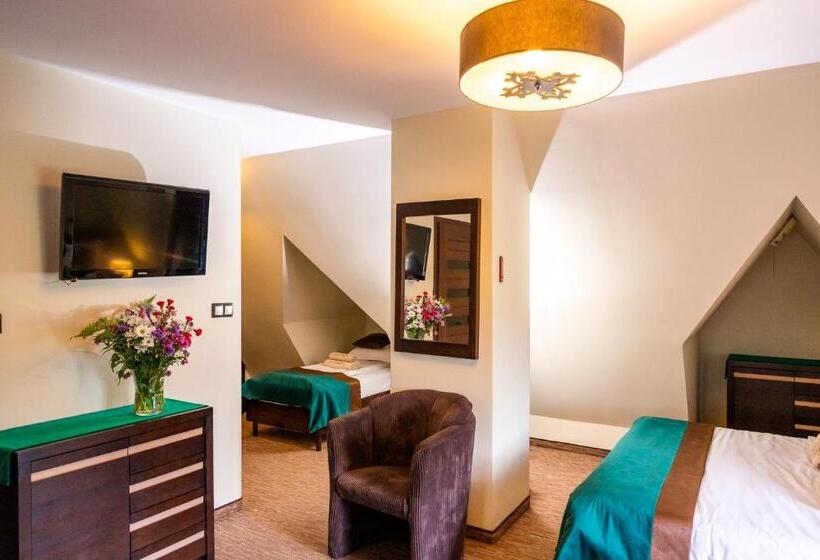 חדר סטנדרט לארבעה, Willa Szafran