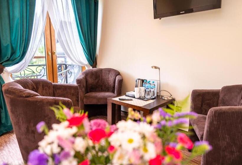 חדר סטנדרט לארבעה, Willa Szafran