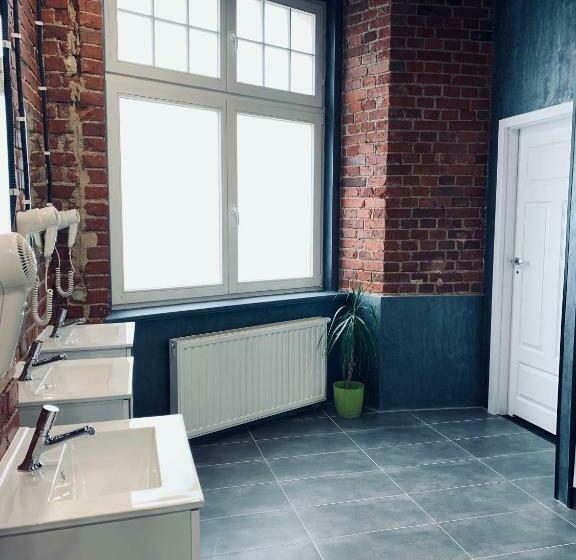 اتاق استاندارد با سرویس بهداشتی مشترک, Chilli Hostel