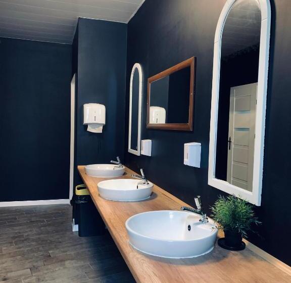 اتاق استاندارد با سرویس بهداشتی مشترک, Chilli Hostel