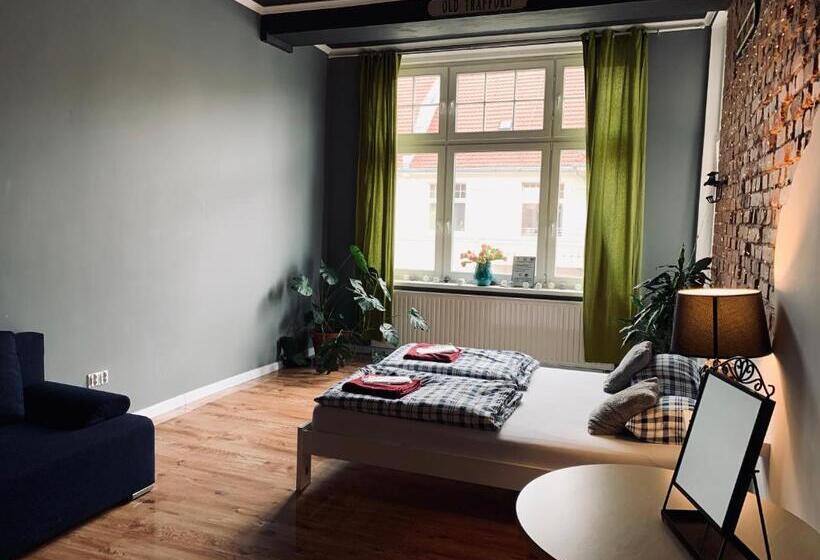 اتاق استاندارد با سرویس بهداشتی مشترک, Chilli Hostel