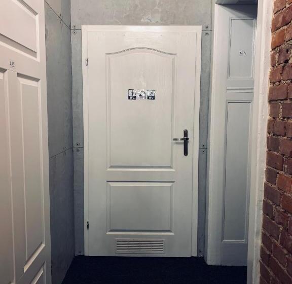 اتاق استاندارد با سرویس بهداشتی مشترک, Chilli Hostel