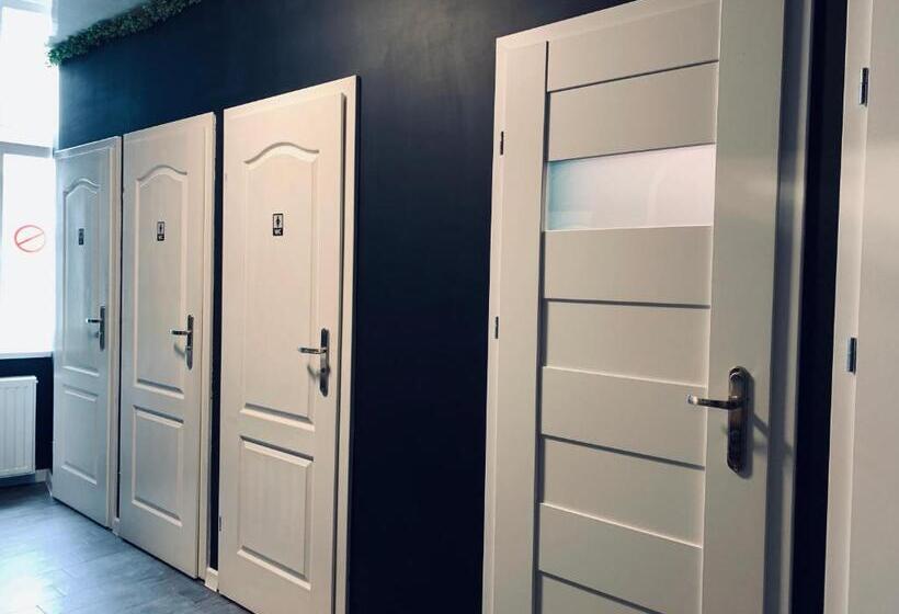 اتاق استاندارد با سرویس بهداشتی مشترک, Chilli Hostel