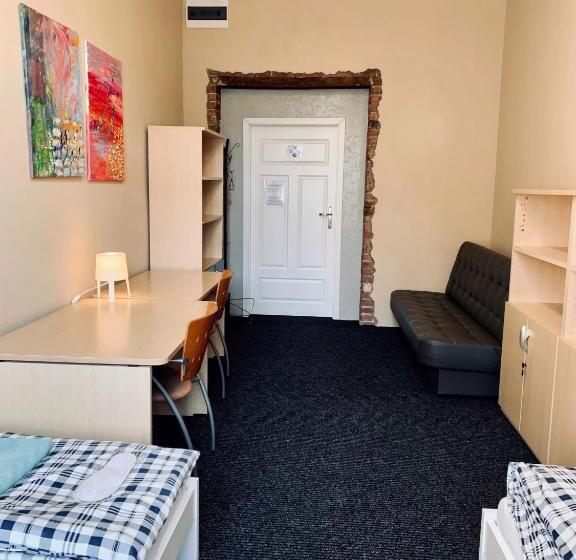 اتاق استاندارد سه نفره, Chilli Hostel