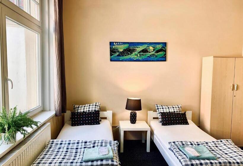 اتاق لوکس, Chilli Hostel