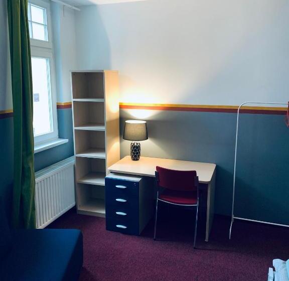 اتاق استاندارد با سرویس بهداشتی مشترک, Chilli Hostel