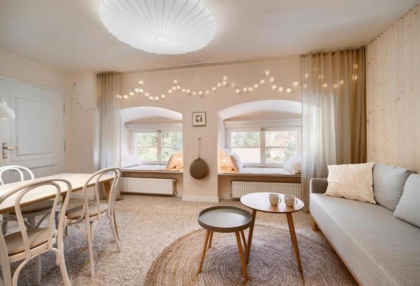 شقة غرفة واحدة, Pałac Pakosław